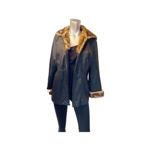 White stag faux fur cuff and hood coat. Fully quilted lined inside. Adult 4-6